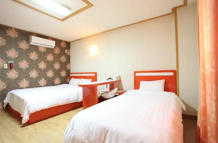 ג'גו Happy Hotel מוטל