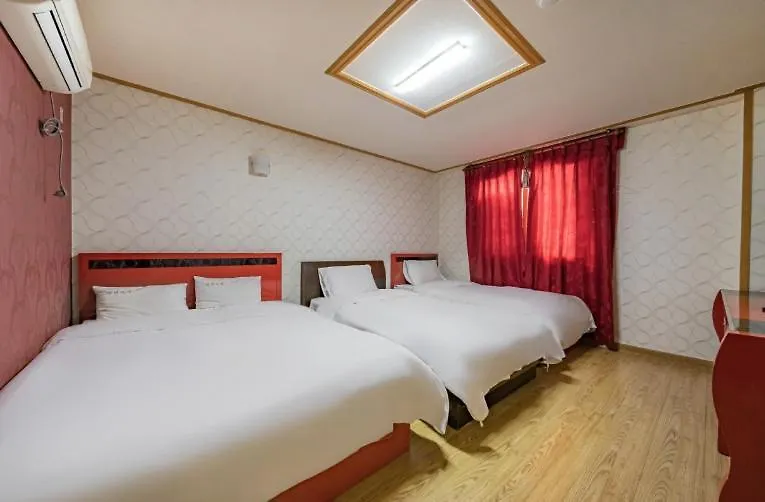 ג'גו Happy Hotel