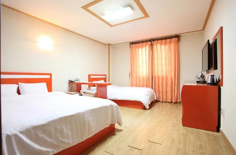 ג'גו Happy Hotel