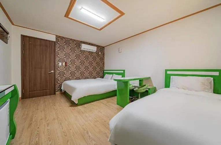 ג'גו Happy Hotel מוטל
