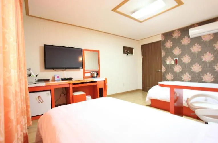 ג'גו Happy Hotel מוטל