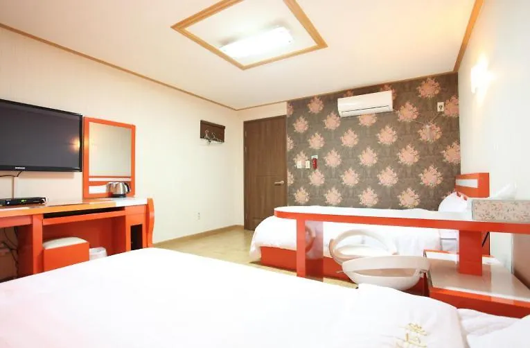 ג'גו Happy Hotel