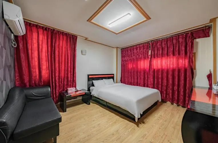 ג'גו Happy Hotel מוטל